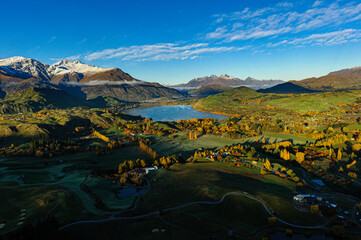 Fototapeta premium Panoramic Aerial of Lake Wakatipu and The Remarkables in Autumn