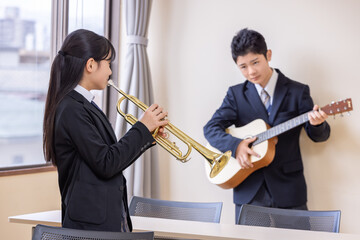 楽器を演奏する学生