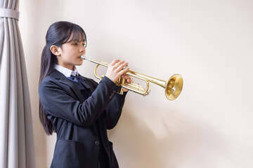 トランペットを演奏する女子学生