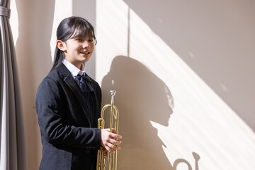 トランペットを演奏する女子学生