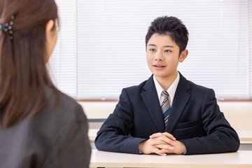 面談をする男子学生