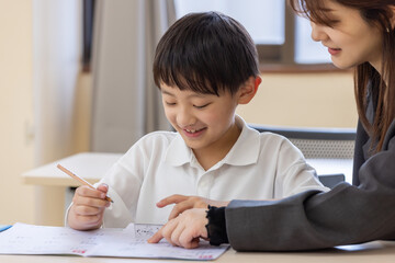 話を聞く小学生の男の子
