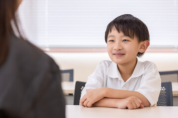 話を聞く小学生の男の子