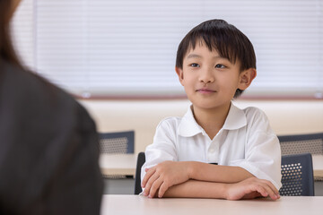 話を聞く小学生の男の子