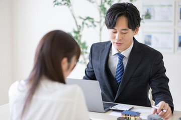 Fototapeta premium 物件を紹介する不動産屋の男性