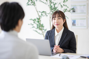 Obraz premium 物件を紹介する不動産屋の女性