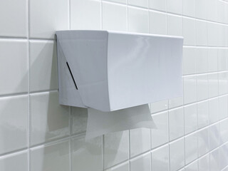 壁に取り付けられたペーパータオルホルダー