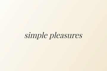 Napis „simple pleasures” w minimalistycznej typografii na jasnym beżowym tle, subtelna estetyka i hasło do dekoracji. © Henryk Guziak