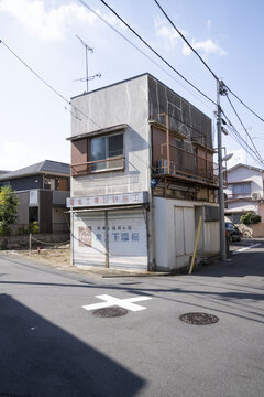 昔ながらの個人商店の電気屋、昭和によくある自宅を兼ねた家電屋