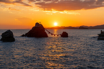 夫婦岩と朝日