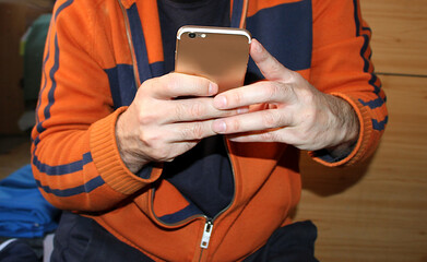 Escribiendo mensaje con smartphone m&oacute;vil dorado en redes sociales