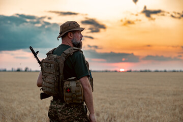 Obraz premium Soldier with a rifle in the field