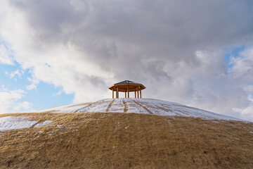 丘の上にある東屋