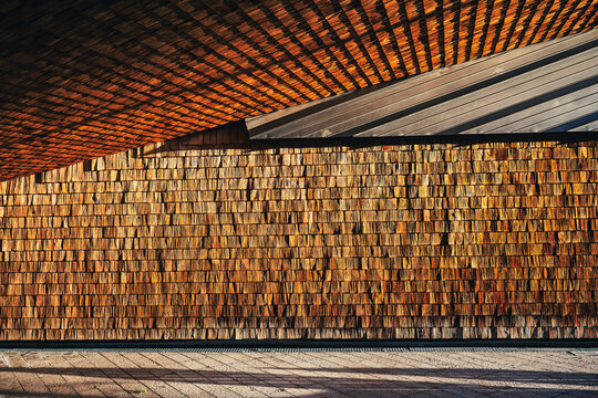 Fa&ccedil;ade d'architecture moderne en bardeaux de bois traditionnels (tavillons)