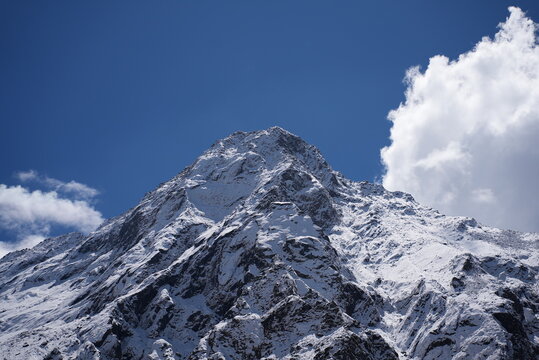 Snow covered himalayan Peaks in Uttarakhand, India