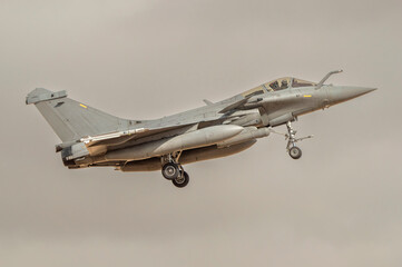 Caza de combate con planos canard aterrizando