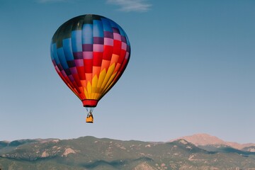 Obraz premium Vibrant hot air balloons ascending at sunrise, capturing adventure, travel dreams, and serene aerial beauty against a golden sky.