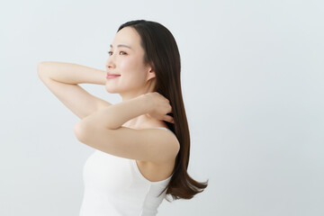 Obraz premium ロングヘアの髪の毛に手を触れる若い日本人女性 ビューティ