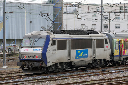 Nancy, France - January 13th 2026 : View on a grey electric locomotive BB 26000 crossing the Nancy station for a passenger train on the line between Nancy and Strasbourg.