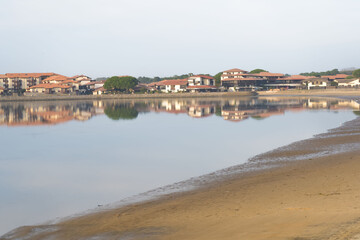 Plage de Vieux Boucau avec jolis reflets sur le lac marin © DAUZATS
