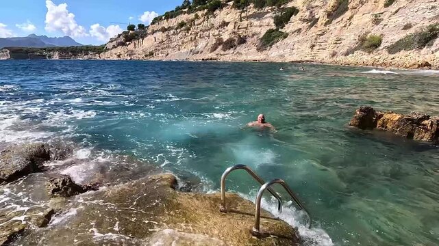 Hombre lanz&aacute;ndose al mar en Cala Cap Blanc
