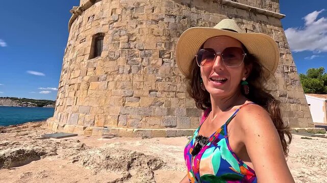 Mujer vloguendo en el Castillo de Moraira