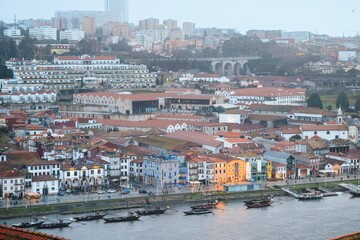 Obraz premium Documenting the impact of record-breaking price hikes and substantial supply contraction on urban landscapes and communities in Porto, highlighting hostile architecture