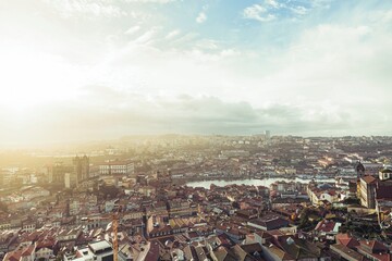 Obraz premium Documenting a landscape marked by record-breaking price hikes and substantial supply contraction in Porto, highlighting the impact of hostile architecture on communities