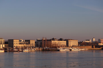 Fototapeta premium lumière du coucher de soleil sur les façade des batiments qui bordent la rive gauche de bordeaux en Aquitaine