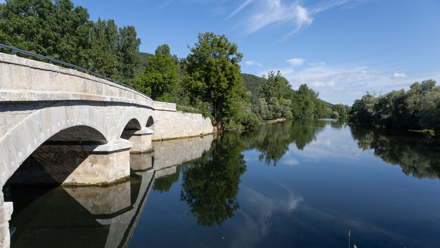 Rennes-sur-Loue est une commune fran&ccedil;aise situ&eacute;e dans le d&eacute;partement du Doubs, la r&eacute;gion culturelle et historique de Franche-Comt&eacute;. Pont sur la Loue
