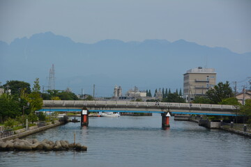 立山連峰と橋