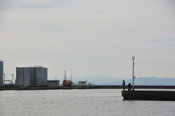 港の風景と釣り人