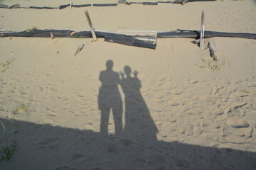 砂浜に映る二人の影