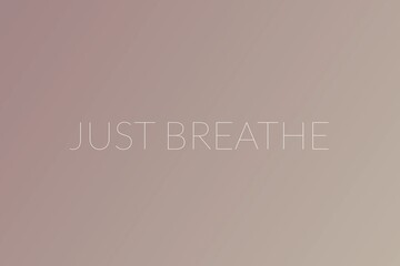 Napis „just breathe” na jasnym beżowym tle gradientowym, minimalistyczna typografia i spokojny przekaz relaksacyjny. © Henryk Guziak