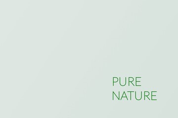 Napis „pure nature” na jasnym miętowym tle, minimalistyczna typografia, ekologiczny przekaz i naturalna estetyka. © Henryk Guziak