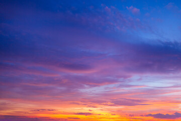 Fototapeta premium Panoramic Vibrant Sunset Sky with Purple and Golden Gradients,A breathtaking panoramic view of a twilight sky during sunset, featuring a seamless color transition from deep purple and violet to warm.