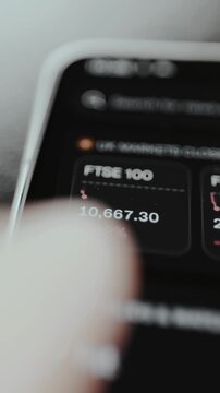 View of FTSE 100 Index updating current value and percentage change