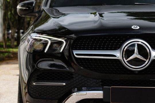 Black Mercedes GLE 400d headlight and grille close up, Premium luxury SUV front end detail 