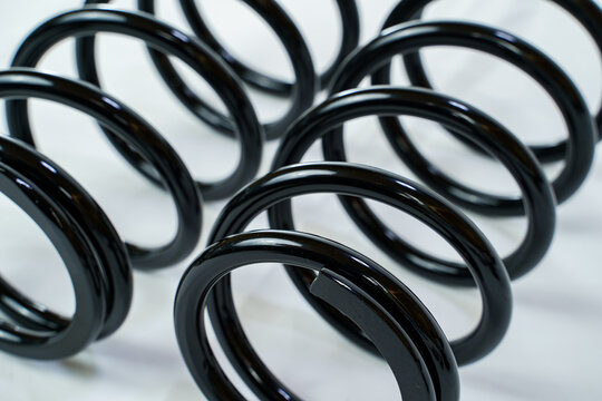 車高を下げるための車高調整式サスペンション。低重心化とドレスアップを実現する足回り部品