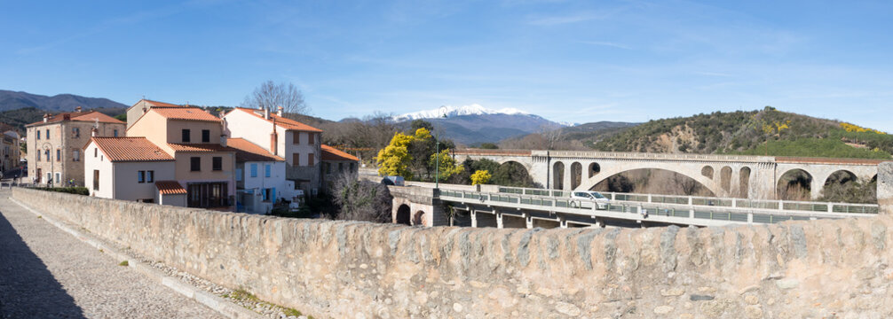 Panorama du pont del diable &agrave; C&eacute;ret dans les pyr&eacute;n&eacute;es orientales en r&eacute;gion occitanie (66400) France