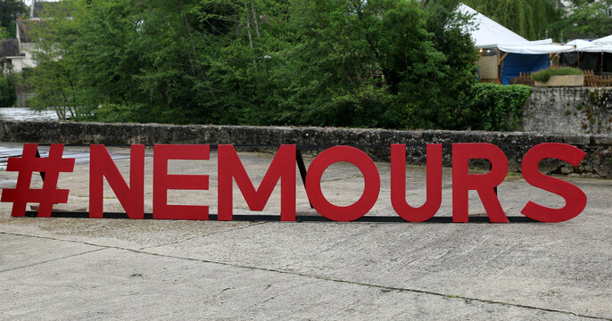 Nemours - Lettres G&eacute;antes