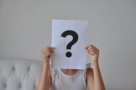 adolescente com papel simbolo de ponto de interroga&ccedil;&atilde;o 