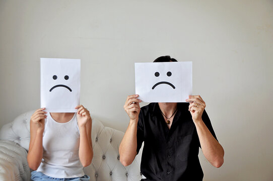 pai e filha an&ocirc;nimos explorando emo&ccedil;&otilde;es humanas, feliz, triste