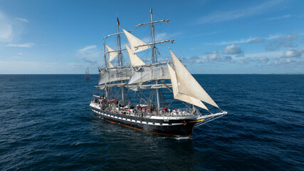 Le Belem est le dernier trois-m&acirc;ts barque fran&ccedil;ais &agrave; coque en acier, un des plus anciens trois-m&acirc;ts en Europe en le plus grand voilier fran&ccedil;ais. photographi&eacute; pr&egrave;s des passes du Bassin d'Arcachon.
