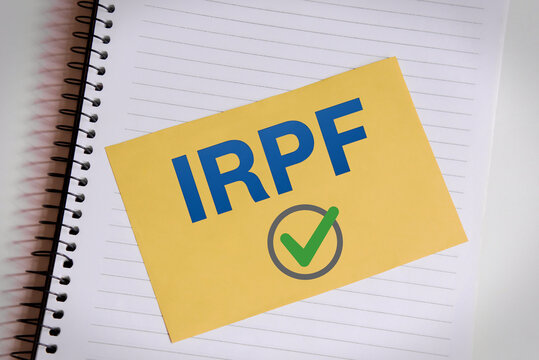 Sheet of yellow sticky notes with the inscription "IRPF" on a notebook. In Portuguese: IRPF (Imposto de Renda de Pessoa F&iacute;sica).