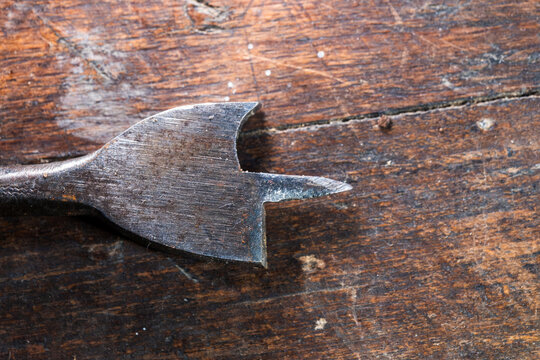 Nahaufnahme eines rostigen Spatenbohrers