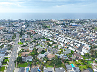 Naklejka premium Aerial view of houses in the valley of Oceanside town in San Diego, California. USA.