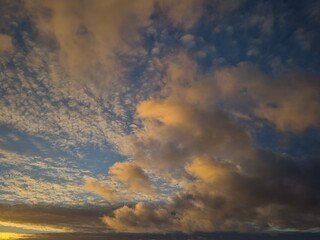Fototapeta premium Cielos al atardecer durante el mes de Febrero