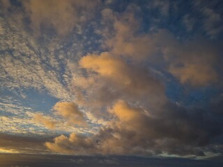 Fototapeta premium Cielos al atardecer durante el mes de Febrero
