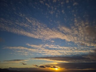 Obraz premium Cielos al atardecer durante el mes de Febrero